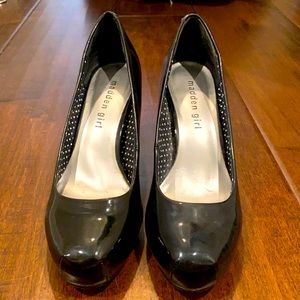 Barely worn- Madden Girl Black pumps